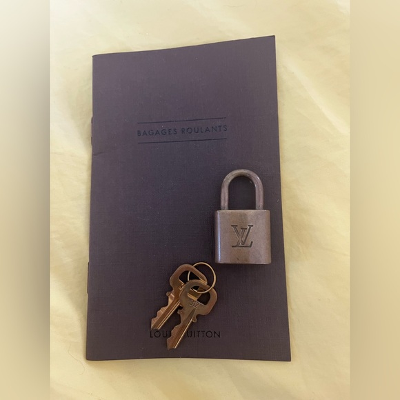 LOUIS VUITTON LOCK & KEYS - Picture 4 of 5